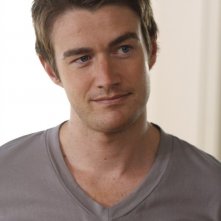 Una scena dell'episodio Your Cheatin' Heart di One Tree Hill con Robert Buckley in primo piano