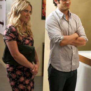 Hilary Duff e Penn Badgley in una scena dell'episodio Enough About Eve di Gossip Girl