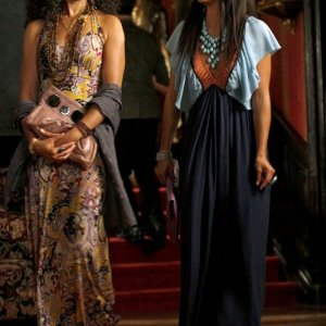 La madre di Vanessa (Gina Torres) e la figlia (Jessica Szohr) in una scena dell'episodio Enough About Eve di Gossip Girl