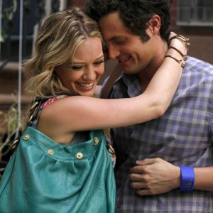 Olivia (Hilary Duff) e Dan (Penn Badgley) si abbracciano sorridenti nell'episodio Enough About Eve di Gossip Girl