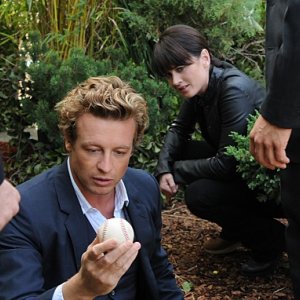 The Mentalist: Simon Baker e Robin Tunney in una scena dell'episodio Throwing Fire