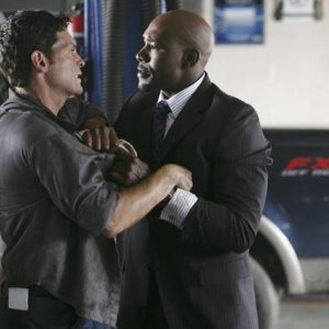 Darcy Laurie e Morris Chestnut nell'episodio There Is No Normal Anymore del remake di Visitors