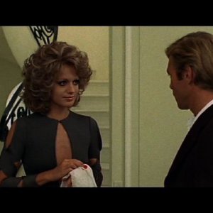 James Franciscus e Catherine Spaak in una scena del film Il gatto a nove code