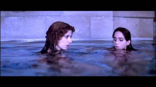 Jessica Harper e Stefania Casini in una scena del film Suspiria ( 1977 )