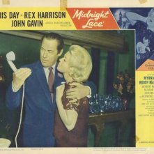 Rex Harrison e Doris Day in una lobby card a colori del film Merletto di mezzanotte ( 1960 )