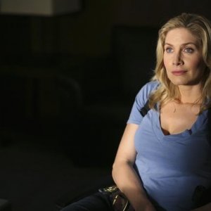 V: Elizabeth Mitchell nell'episodio There Is No Normal Anymore