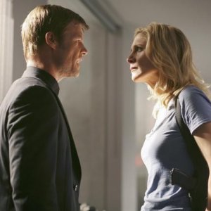 V: Joel Gretsch ed Elizabeth Mitchell nell'episodio There Is No Normal Anymore