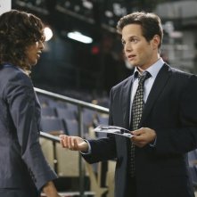 V: Rekha Sharma e Scott Wolf nell'episodio There Is No Normal Anymore