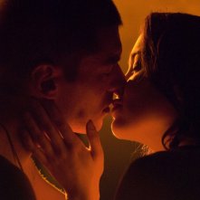 Brian J Smith E Elyse Levesque Si Baciano Nella Puntata Light Di Stargate Universe 135787
