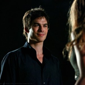 Damon (Ian Somerhalder) con Vicki di spalle nell'episodio Haunted di The Vampire Diaries