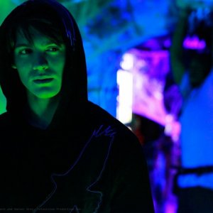 Jeremy (Steven R. McQueen) festeggia Halloween nell'episodio Haunted di The Vampire Diaries