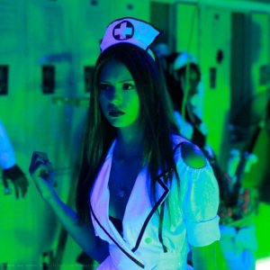 Nina Dobrev vestita da sexy infermiera per Halloween in un momento dell'episodio Haunted di The Vampire Diaries