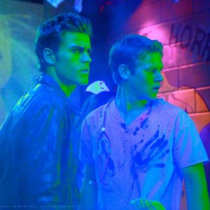 Paul Wesley e Zach Roerig durante la festa di Halloween nell'episodio Haunted di The Vampire Diaries