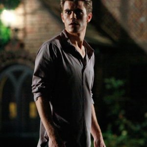 Paul Wesley in una scena all'aperto dell'episodio Haunted di The Vampire Diaries