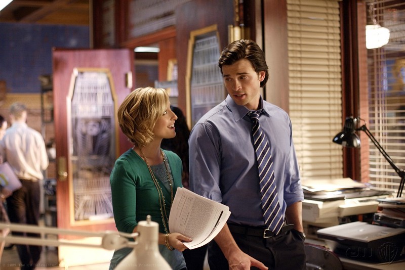 Allison Mack Sorride Con Tom Welling In Una Scena Dell Episodio Crossfire Di Smallville 135953