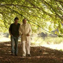 Bruno Ganz ed Elio Germano in una scena de La fine è il mio inizio