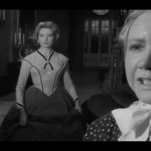 Deborah Kerr e Megs Jenkins in una scena del film Suspense ( 1961)