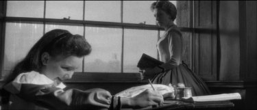 Deborah Kerr e Pamela Franklin in una sequenza del film Suspense ( 1961 )