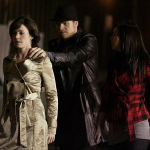 Erica Durance, Ryan McDonell ed Elise Gatien nell'episodio Crossfire di Smallville