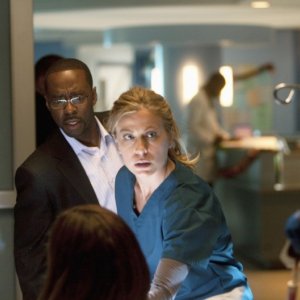 FlashForward: Courtney B. Vance e Sonya Walger nell'episodio Scary Monsters and Super Creeps