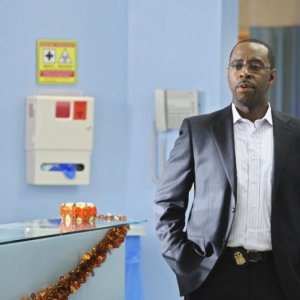 FlashForward: Courtney B. Vance in un momento dell'episodio Scary Monsters and Super Creeps