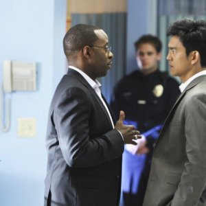 FlashForward: John Cho e Courtney B. Vance nell'episodio Scary Monsters and Super Creeps