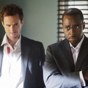 FlashForward: Joseph Fiennes e Courtney B. Vance nell'episodio Scary Monsters and Super Creeps