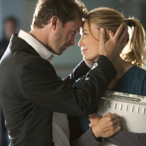 FlashForward: Joseph Fiennes e Sonya Walger in una scena dell'episodio Scary Monsters and Super Creeps