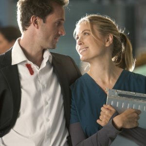FlashForward: Joseph Fiennes e Sonya Walger nell'episodio Scary Monsters and Super Creeps