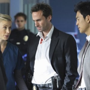 FlashForward: Joseph Fiennes, Sonya Walger e John Cho nell'episodio Scary Monsters and Super Creeps