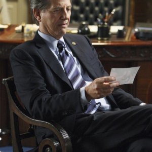 FlashForward: Peter Coyote nell'episodio Scary Monsters and Super Creeps