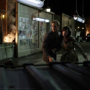Justin Hartley e Erica Durance in una sequenza dell'episodio Crossfire di Smallville