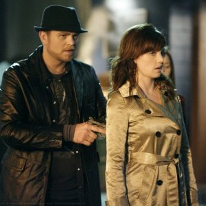 Lois Lane (Erica Durance) minacciata con una pistola da Stuart (Ryan McDonell) nell'episodio Crossfire di Smallville