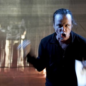 Manuel Ferreira in scena con 'Fabricas'