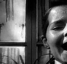 Martin Stephens con Peter Wyngarde in una scena del film Suspense