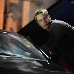 Mia (Elise Gatien) e Oliver (Justin Hartley) in una sequenza dell'episodio Crossfire di Smallville
