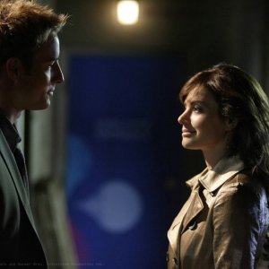 Oliver (Justin Hartley) e Lois Lane (Erica Durance) in una sequenza dell'episodio Crossfire di Smallville