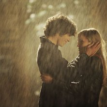 Una romantica immagine di Giuseppe Maggio e Veronica Oliver nel film Amore 14