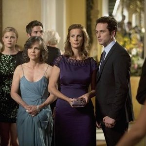 Brothers & Sisters: Sally Field, Matthew Rhys e Rachel Griffiths in una scena dell'episodio The Wig Party