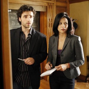 Charlie (David Krumholtz) e Amita (Navi Rawat) a lavoro in una scena dell'episodio Hydra di Numb3rs