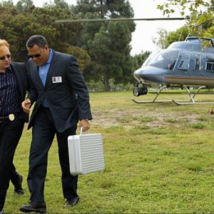 CSI Miami: David Caruso e Laurence Fishburne nell'episodio Bone Voyage