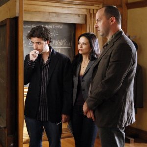 David Krumholtz, Navi Rawat e Tony Hale alla lavagna nell'episodio Hydra di Numb3rs