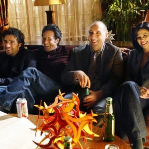 David Krumholtz, Rob Morrow, Tony Hale e Navi Rawat sorridenti in un momento dell'episodio Hydra di Numb3rs