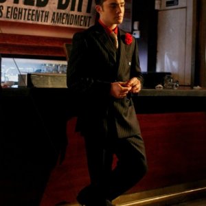 Ed Westwick con un completo gessato nell'episodio How to Succeed in Bassness di Gossip Girl