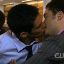 Gossip Girl: il bacio gay tra Neal Bledsoe e Ed Westwick in un episodio della terza stagione.