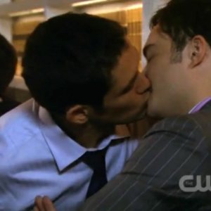 Gossip Girl: il bacio gay tra Neal Bledsoe e Ed Westwick in un episodio della terza stagione.