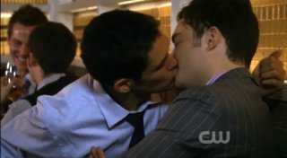 Gossip Girl: il bacio gay tra Neal Bledsoe e Ed Westwick in un episodio della terza stagione.