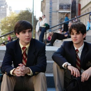Jonathan (Matt Doyle) ed Eric (Connor Paolo) in una scena dell'episodio How to Succeed in Bassness di Gossip Girl
