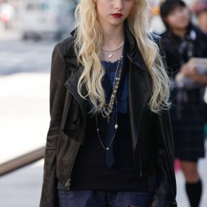 Taylor Momsen in una scena dell'episodio How to Succeed in Bassness di Gossip Girl