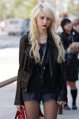Taylor Momsen in una scena dell'episodio How to Succeed in Bassness di Gossip Girl